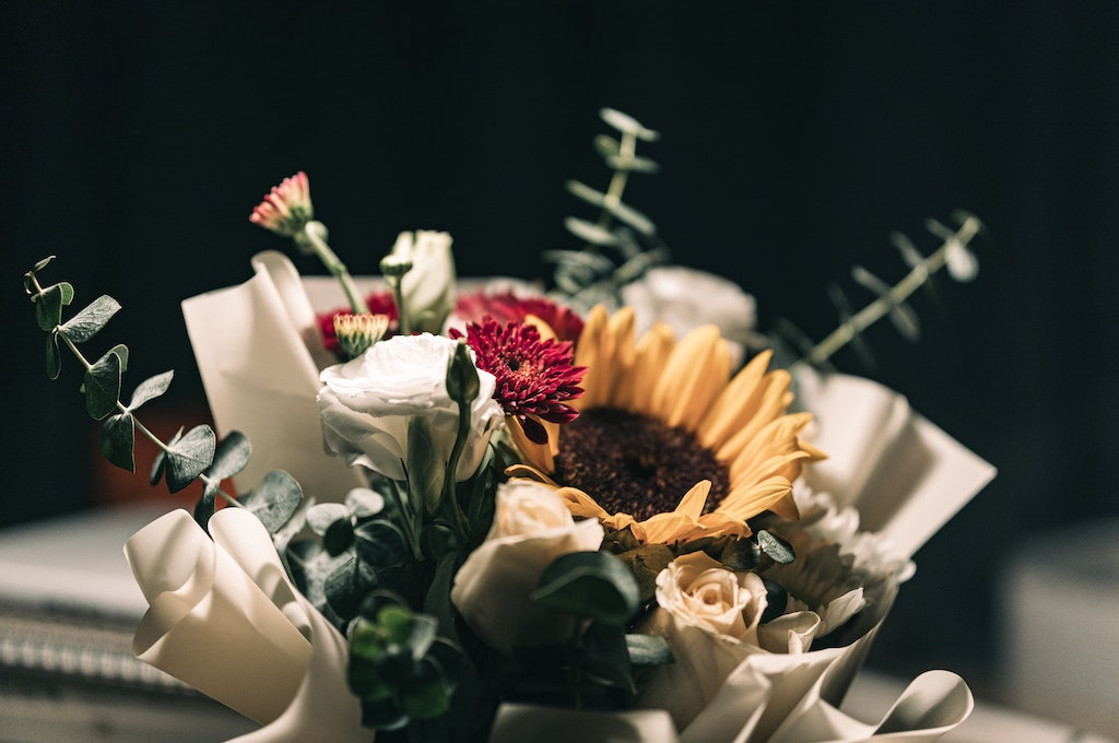 come funziona il funerale laico mazzo di fiori